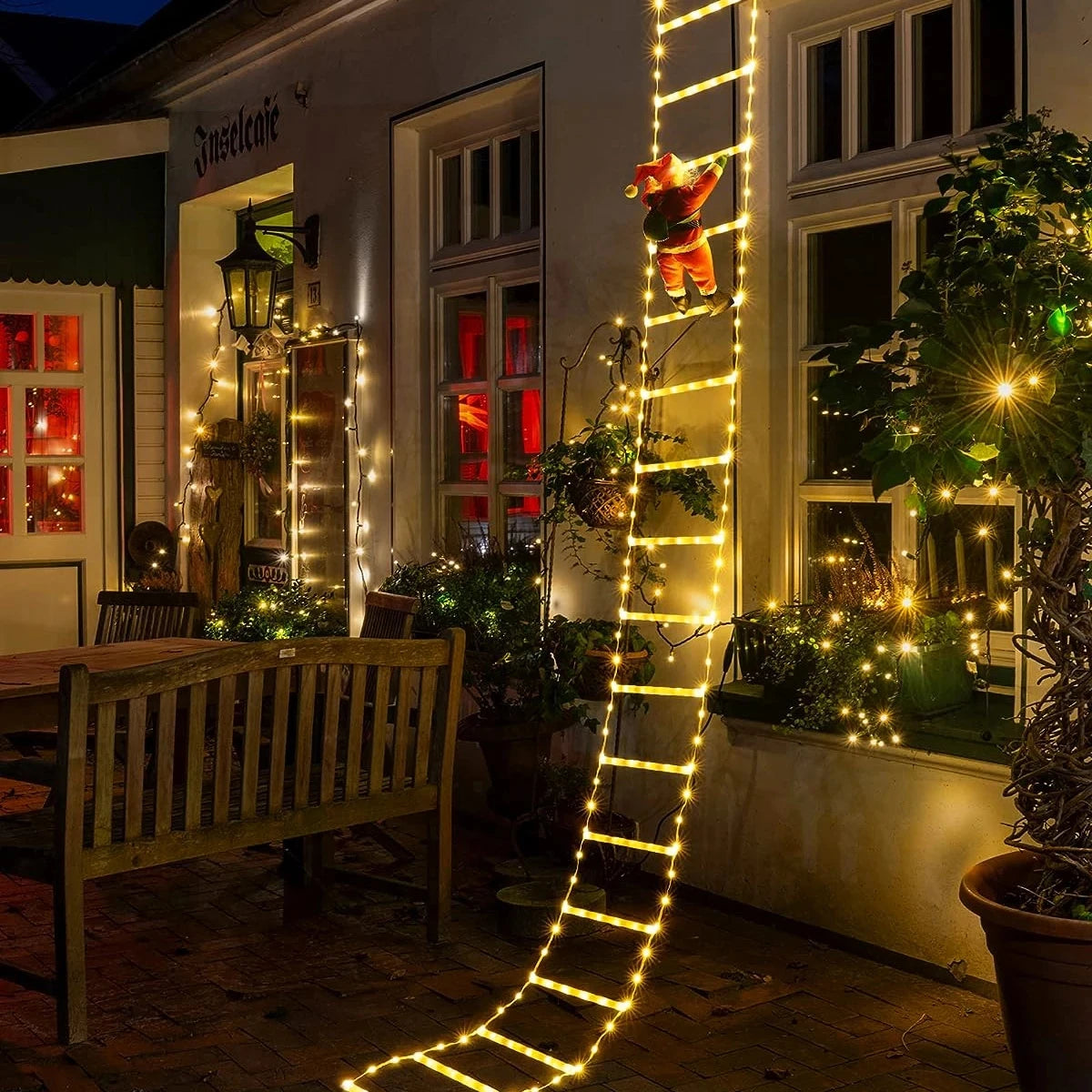 Papai Noel Subindo a Escada com Luzes LED – Decoração Natalina Encantada