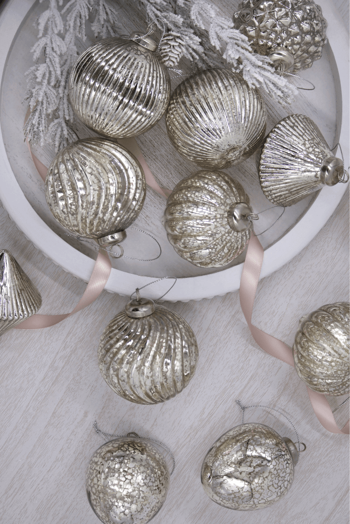 Conjunto de enfeites de vidro Silver Accents (pacote com 12)